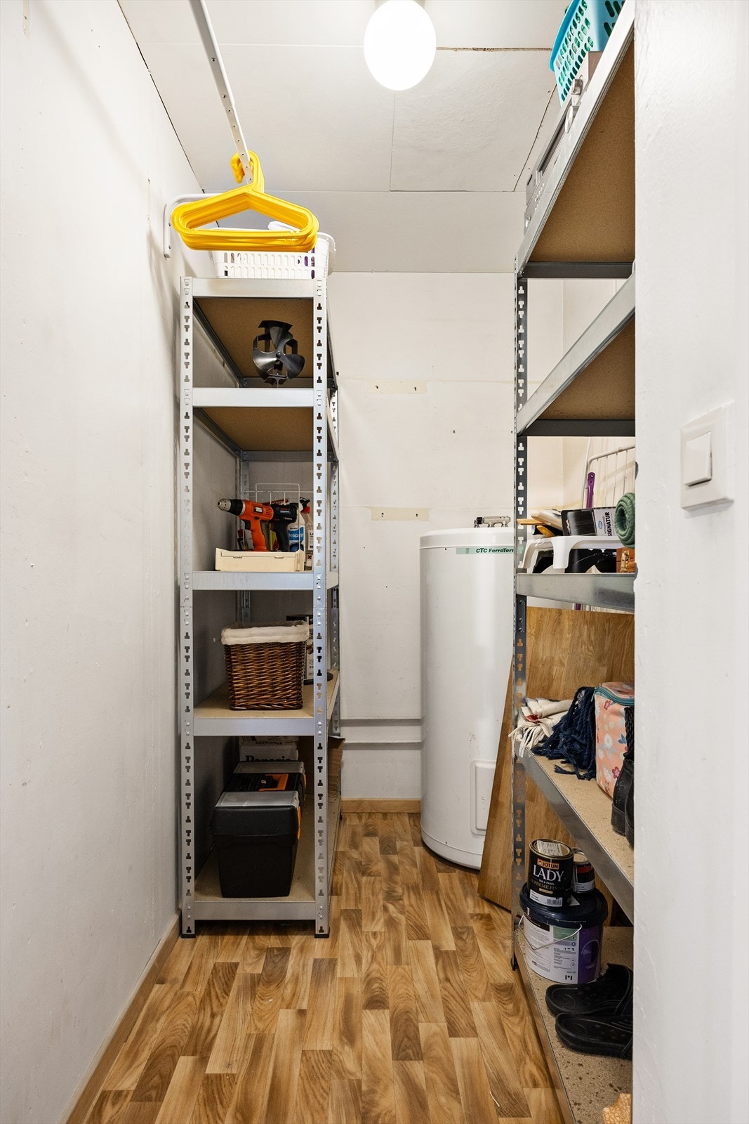 Innvendig bod gir gode lagringsmuligheter. Her er også varmtvannsberederen på 194 liter Galleribilde