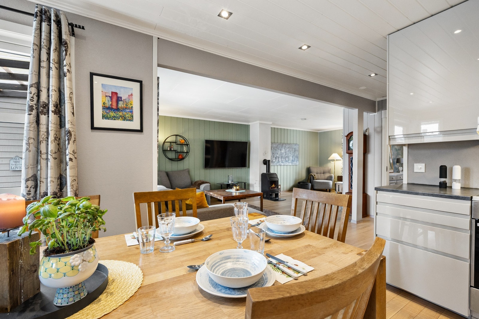 Den åpne løsningen er ideell for sosiale sammenkomster. Galleribilde