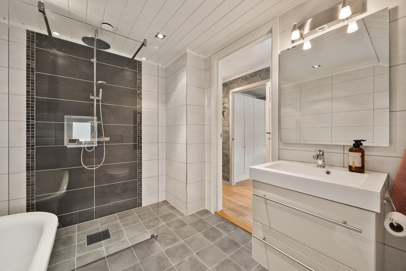 Rommet har vegghengt toalett, downlights i taket og en moderne servantinnredning. Galleribilde