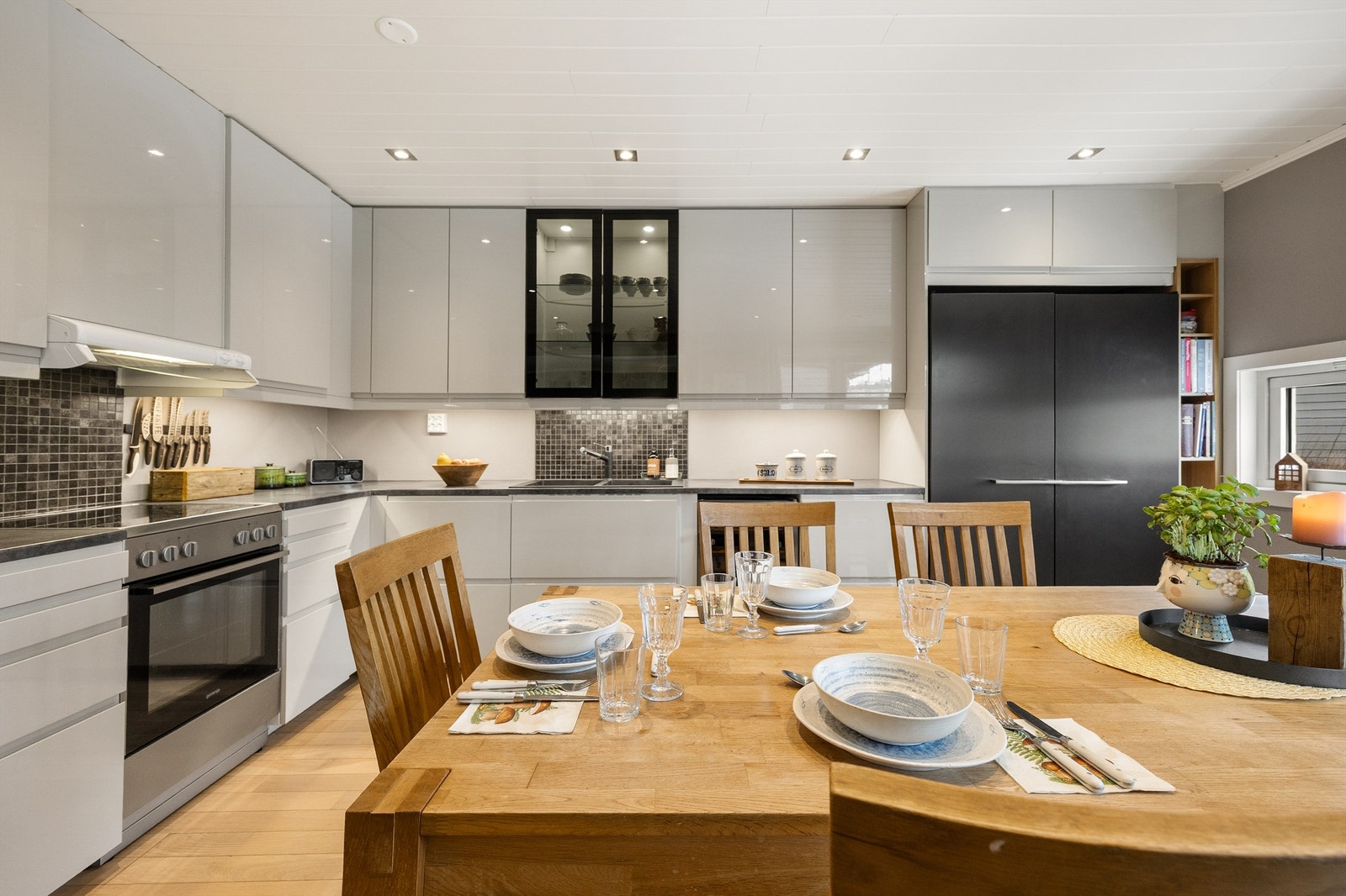 Kjøkkenet har en moderne innredning med slette fronter og nedsenket himling med downlights. Galleribilde