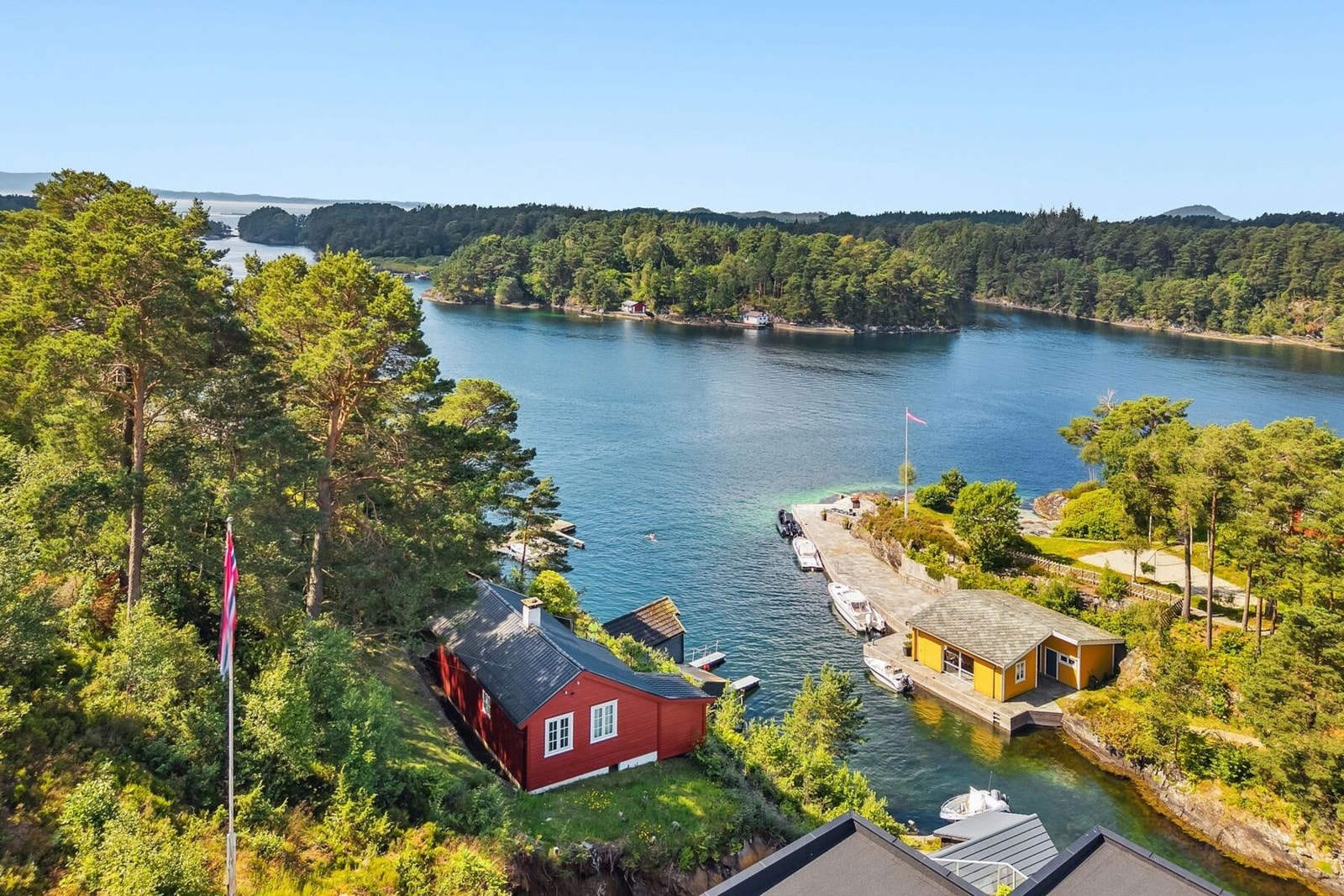 Eiendommen ligger idyllisk og naturskjønt til ved sjøen i relativt skrånende terreng, med fantastisk sjøutsikt og gode solforhold. Galleribilde