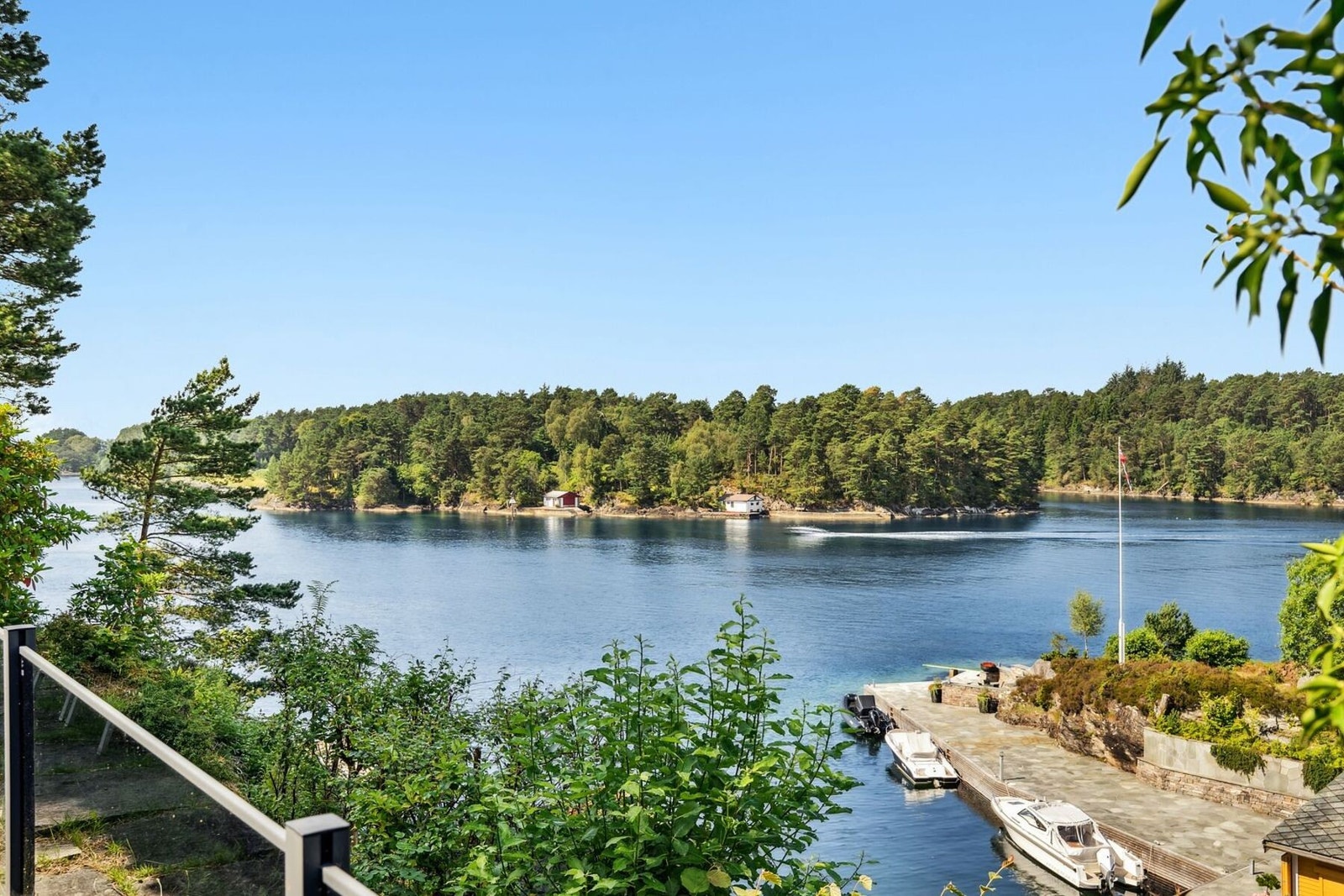 Om sommeren er det et yrende båtliv. Galleribilde