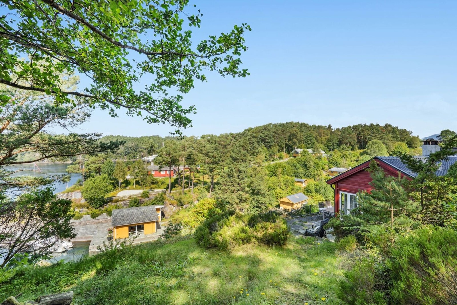 Fra parkeringen er det gangveier og trapper ned mot fritidsboligen. Galleribilde