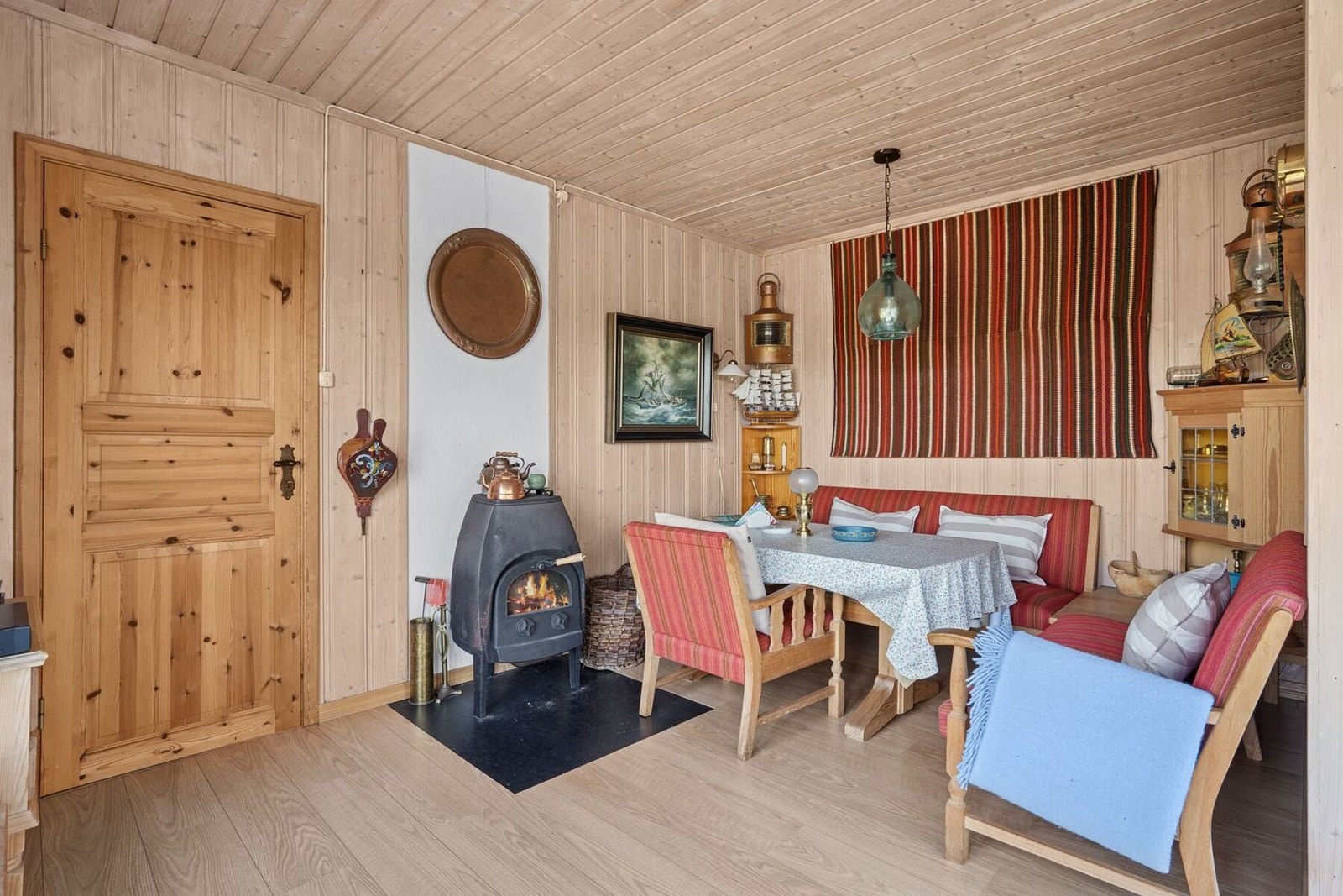 Koselig stue. Det er opplyst at ovnen ikke er anbefalt å bruke fordi den ikke er rentbrennende. Galleribilde