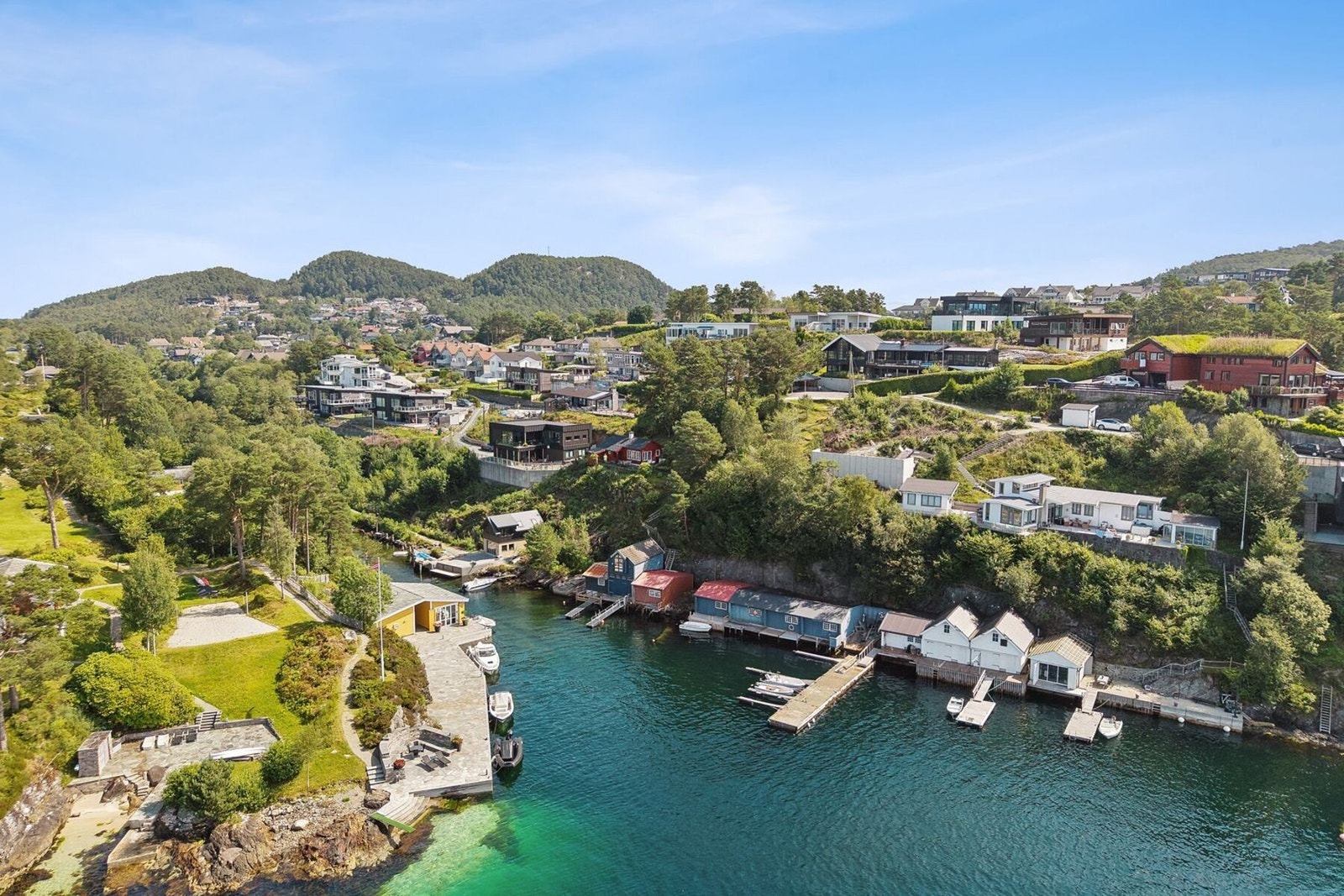 Det er i tillegg mulighet for å kjøpe et naust, som ligger rett nedenfor tomten - perfekt for de som ønsker en enkel tilgang til sjø og båtliv. Galleribilde