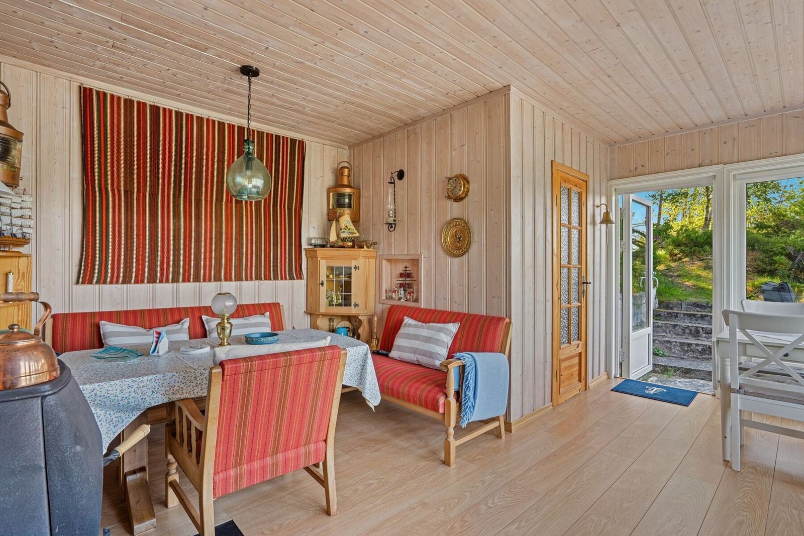 I stuen er det plass til både salong og spisegruppe, samt at det er utgang til terrassen. Galleribilde