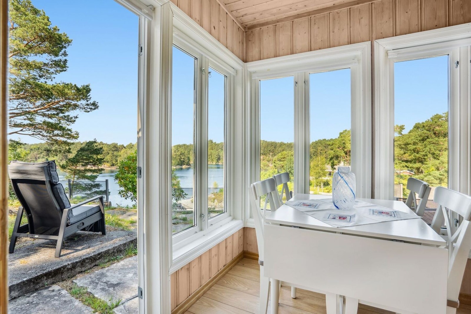 På terrassen kan man sitte usjenert, nyte sjøutsikten og se på det yrende båtlivet på sommerstid. Galleribilde