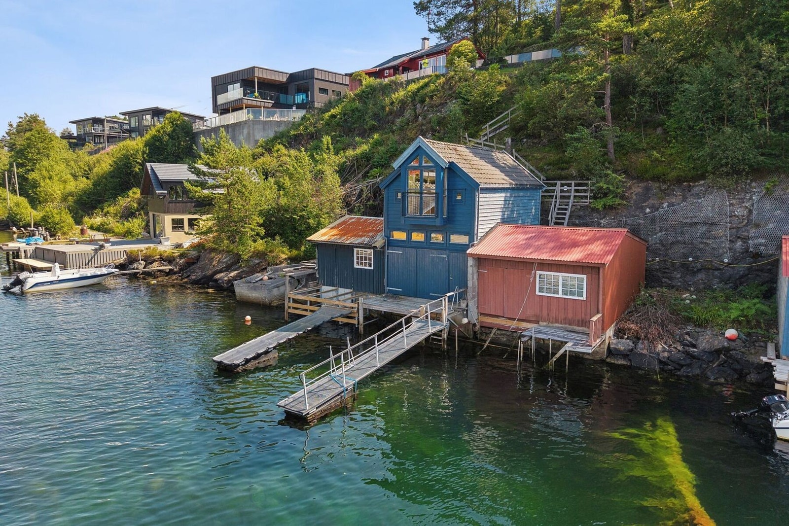 Det røde naustet eies av selger og vurderes solg. Ta kontakt om det og er interessant. Galleribilde