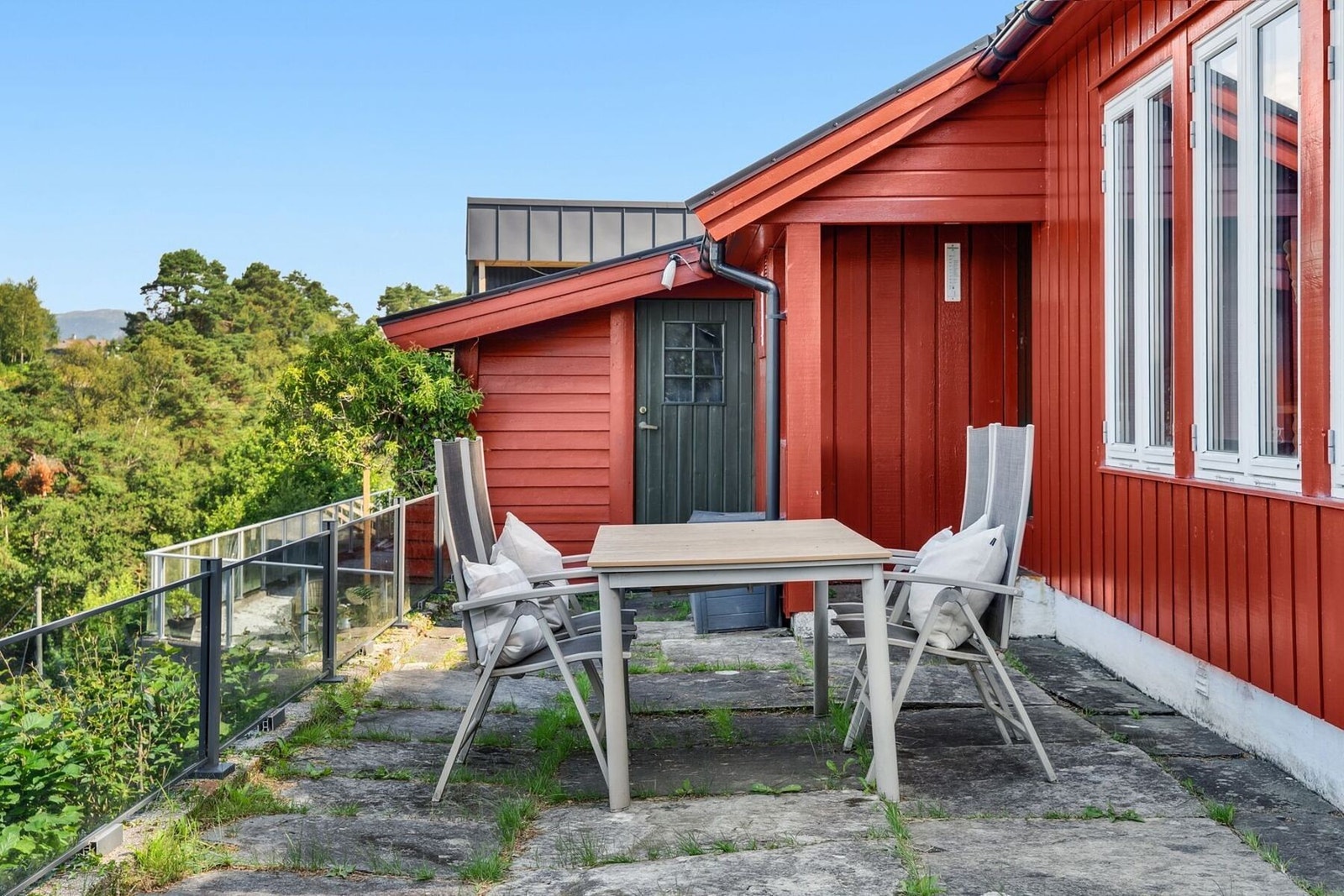 Her kan man nyte middagen på fine dager. Galleribilde