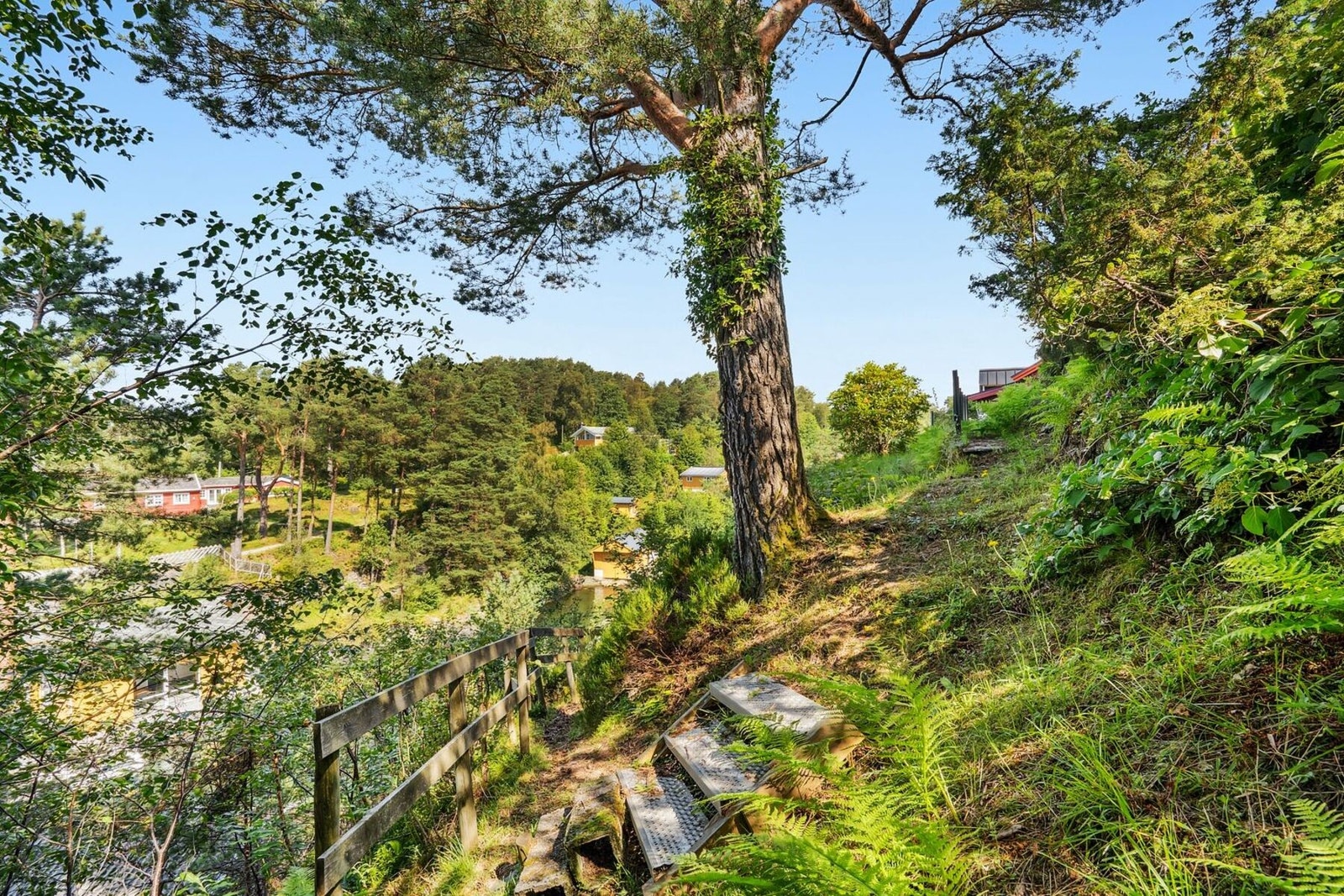 Fra boligen og ned mot naustene som ligger nedenfor tomten. Galleribilde