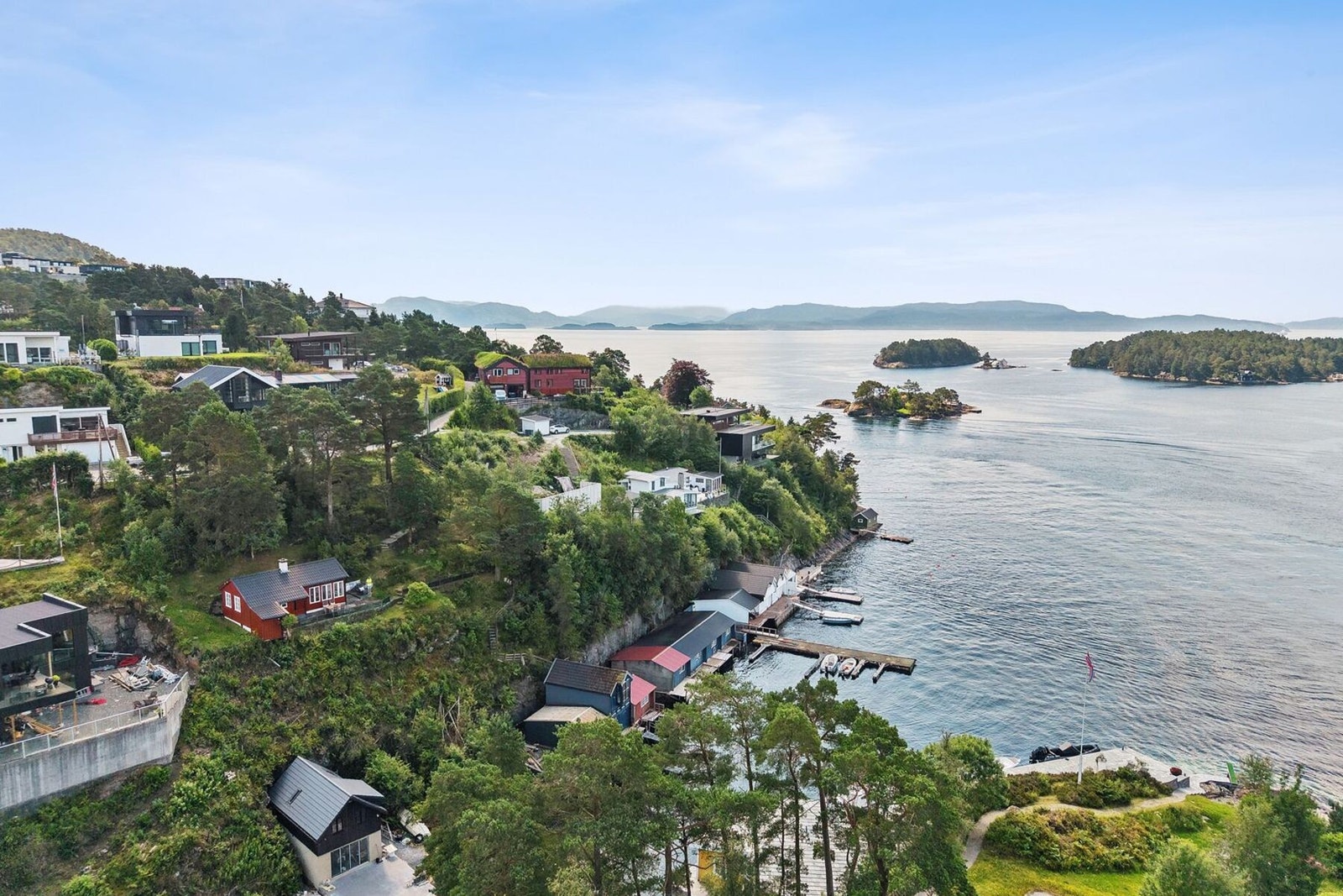 Eiendommen har mest naturtomt med forstøtningsmurer og stein/skiferplatting rundt boligen. Galleribilde