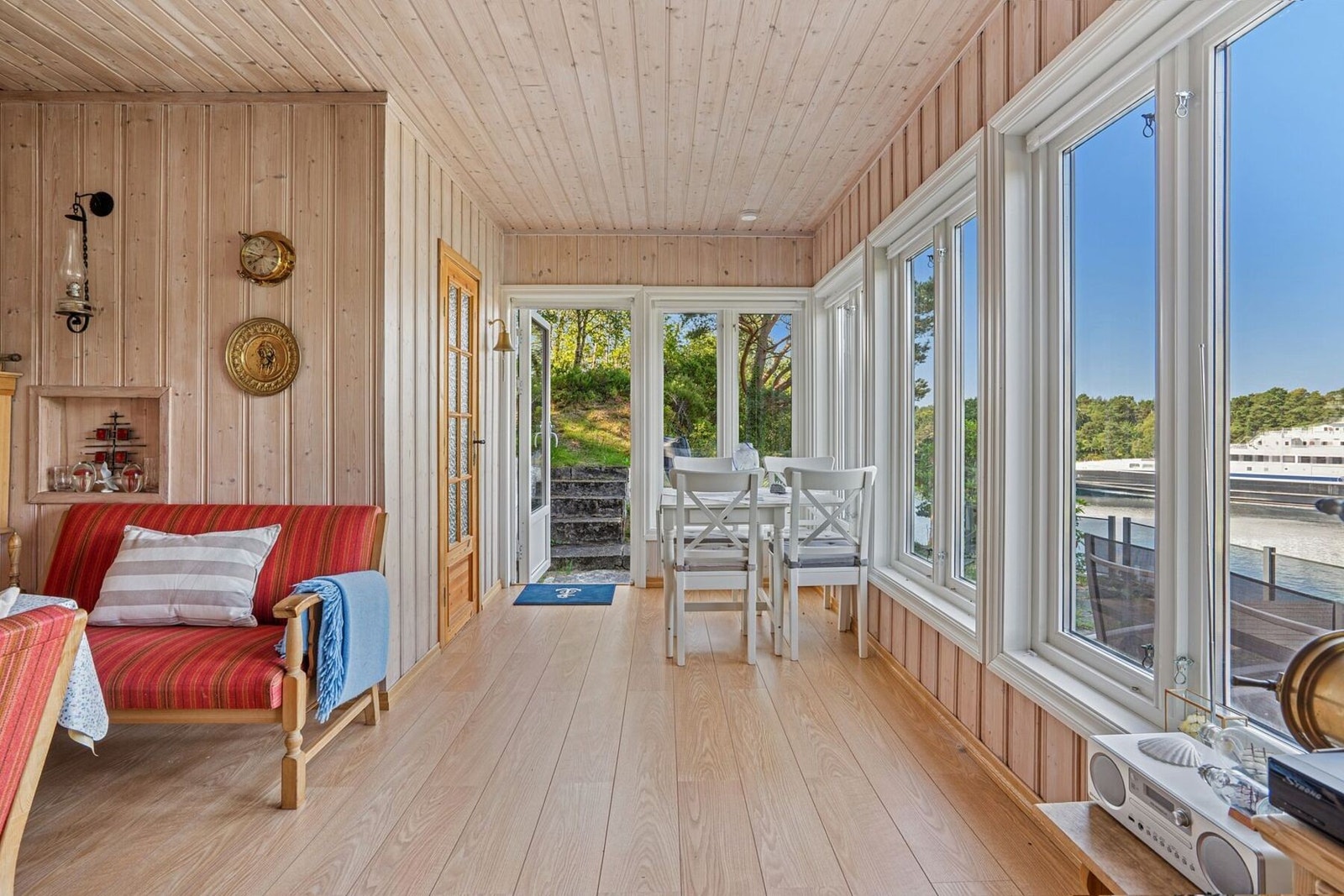 Store vinduer i front så man kan nyte den flotte utsikten fra stuen også. Galleribilde