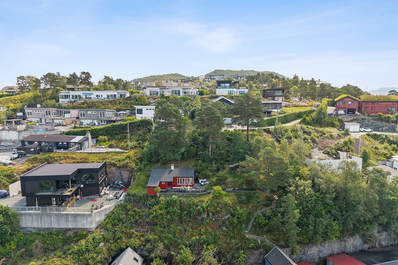 Det er veldig godt kollektivtilbud i området. Snuplassen hvor 600 bussen starter er 500 meter unna. Galleribilde