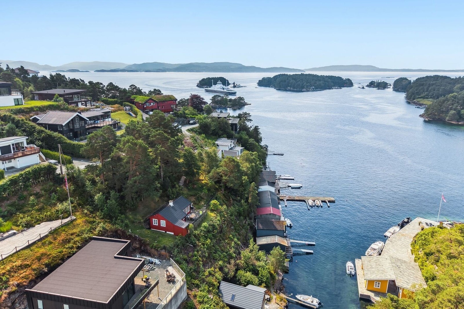 Området er attraktivt og i utvikling, der de fleste fritidsboligene har blitt erstattet med moderne eneboliger. Galleribilde