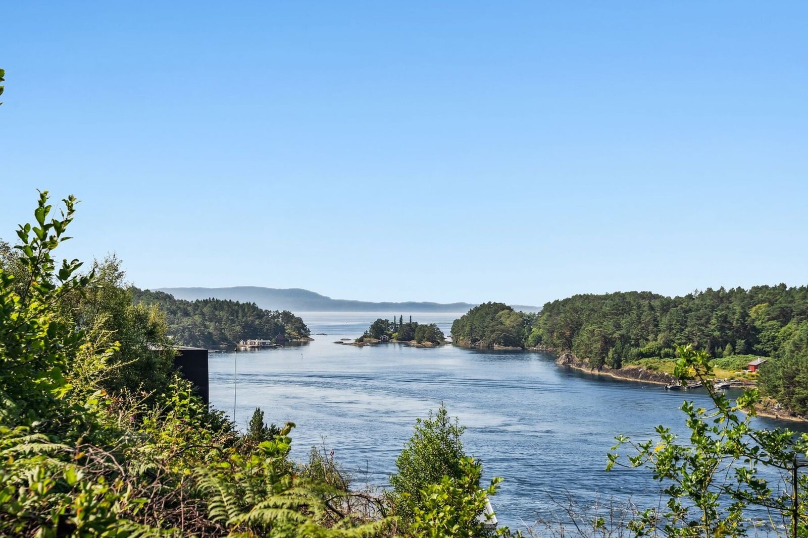Den nydelige skjærgården som omgir Halhjem, har nær sagt ubegrensede muligheter både innaskjærs og utover i fjorden. Galleribilde