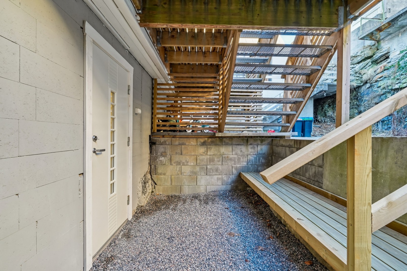 Overbygd inngangsparti til underetasje. Galleribilde