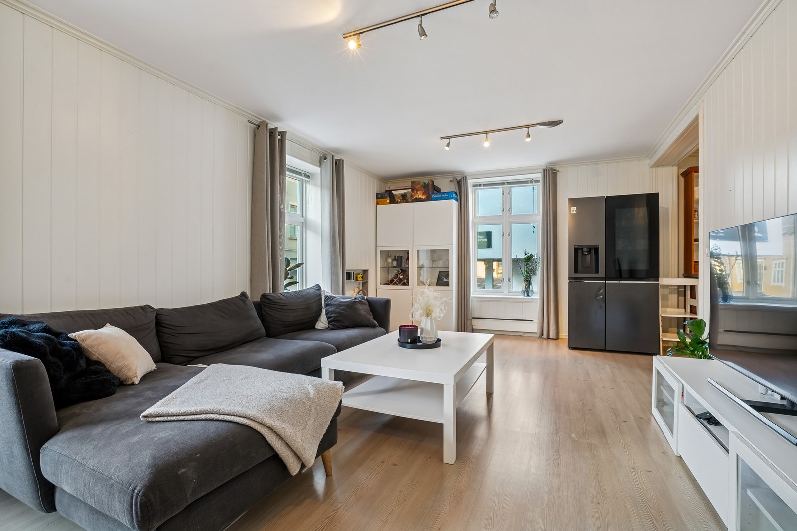Romslig stue med god plass til både sofa- og sittegruppe. Galleribilde