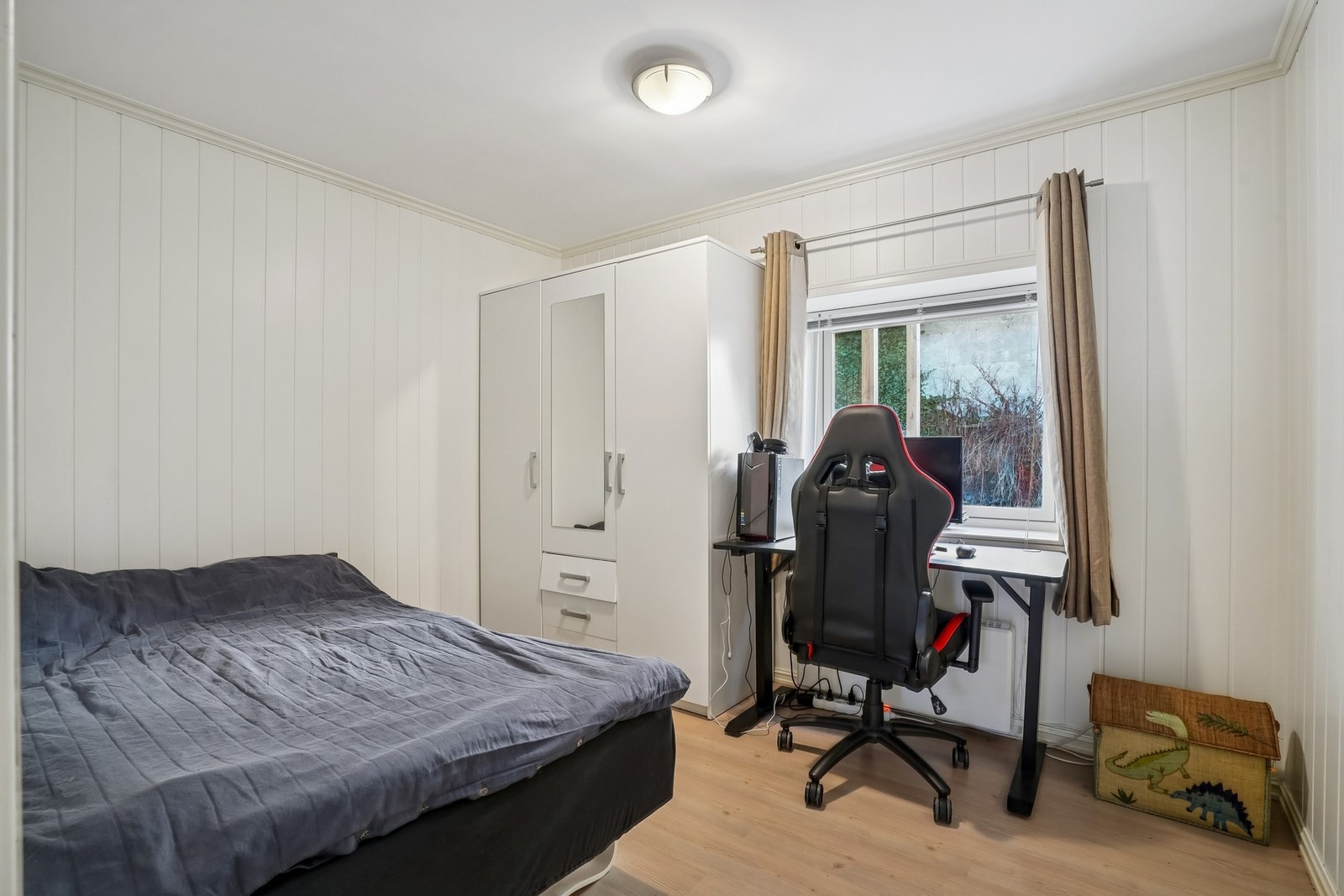 Soverom nr. 2 har god plass til ønsket sengestørrelse, og her er det satt inn garderobeskap. Galleribilde