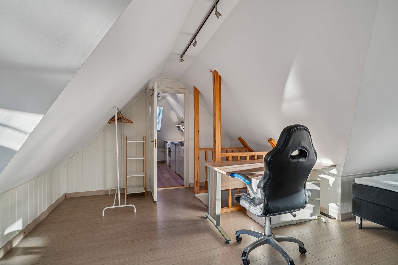 Vi tar turen opp til loftet hvor hybelen ligger. Denne er ikke byggemeldt/godkjent, se salgsoppgave for mer informasjon. Galleribilde