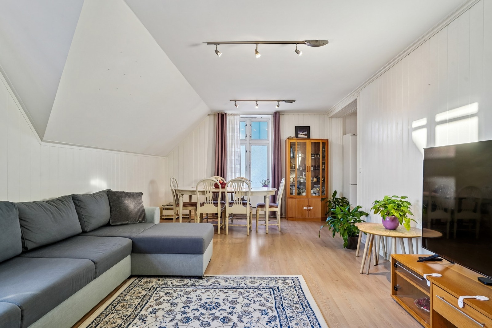 Leilighet nr. 2 er beliggende i 2.etasje og er utleid for kr. 12.000 per mnd. Galleribilde