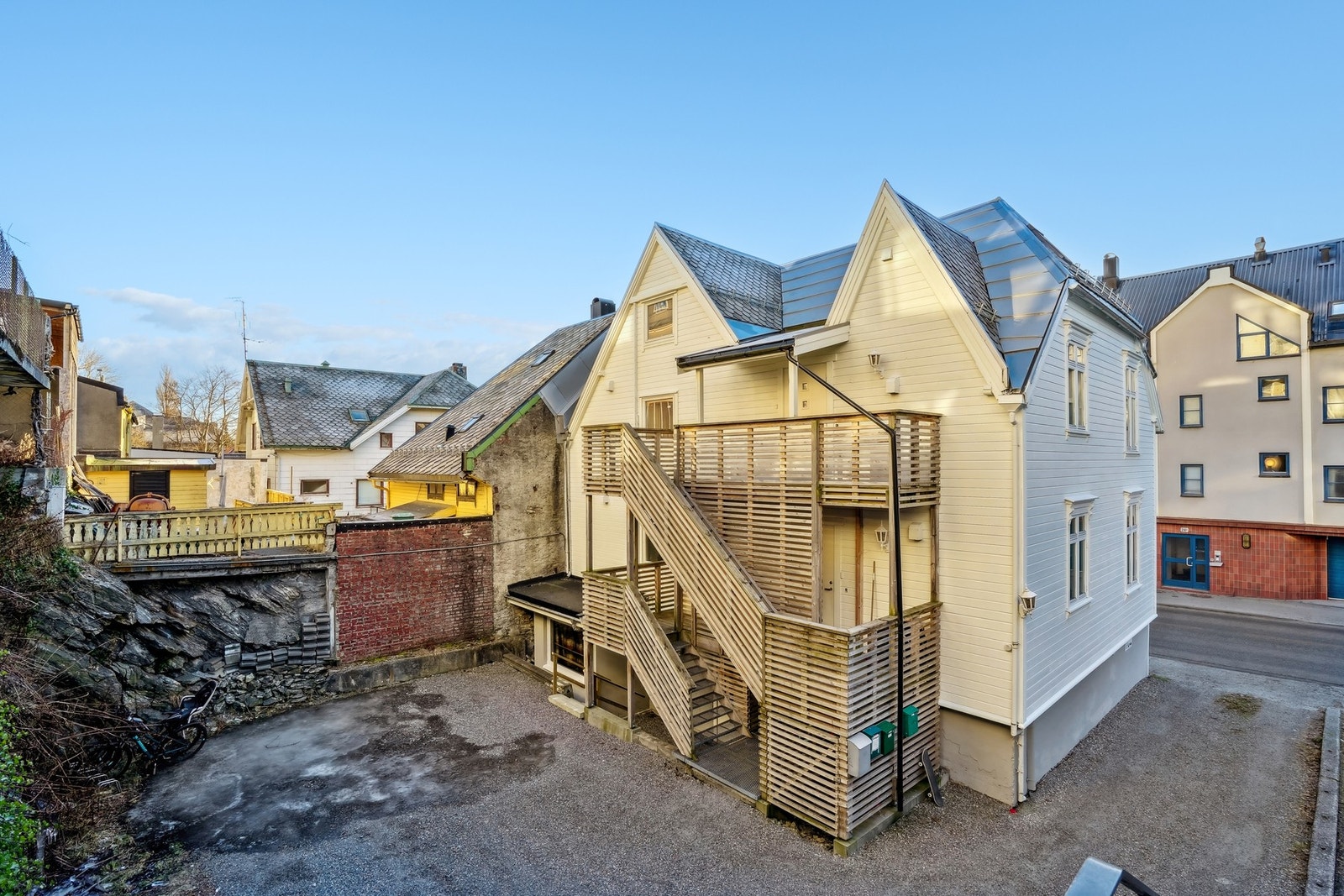 PrivatMegleren presenterer en innholdsrik tomannsbolig over fire plan. Galleribilde