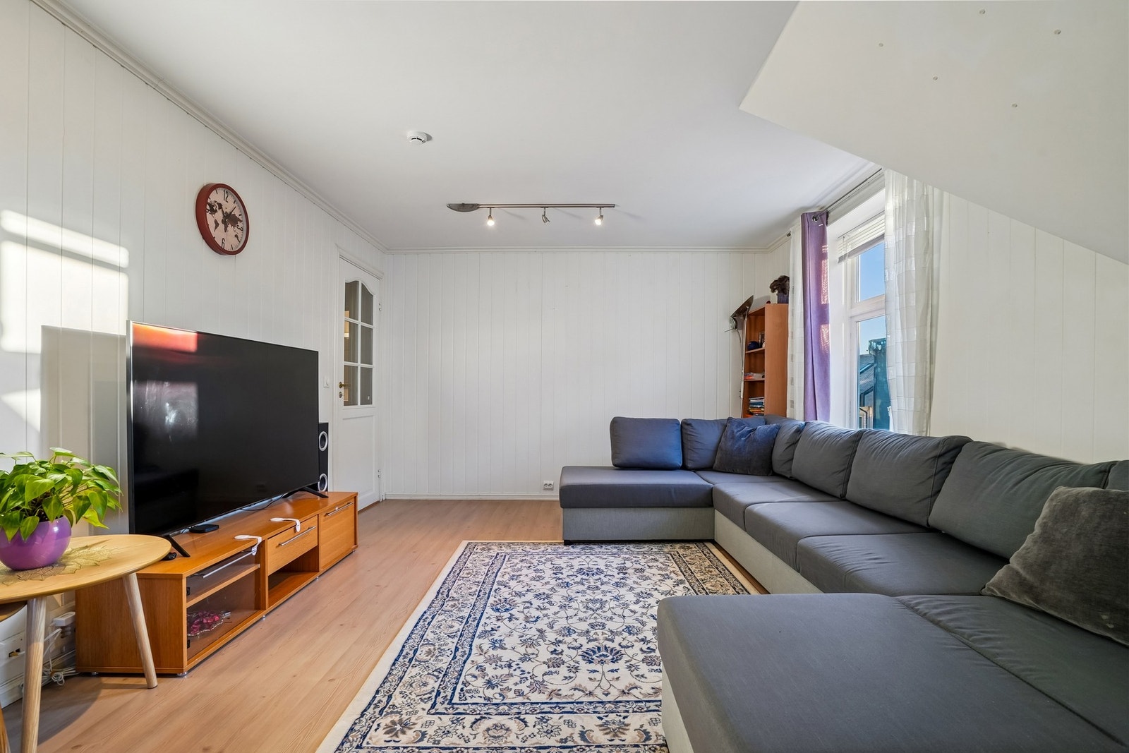 Det er god plass til sofagruppe i den romslige stuen. Galleribilde