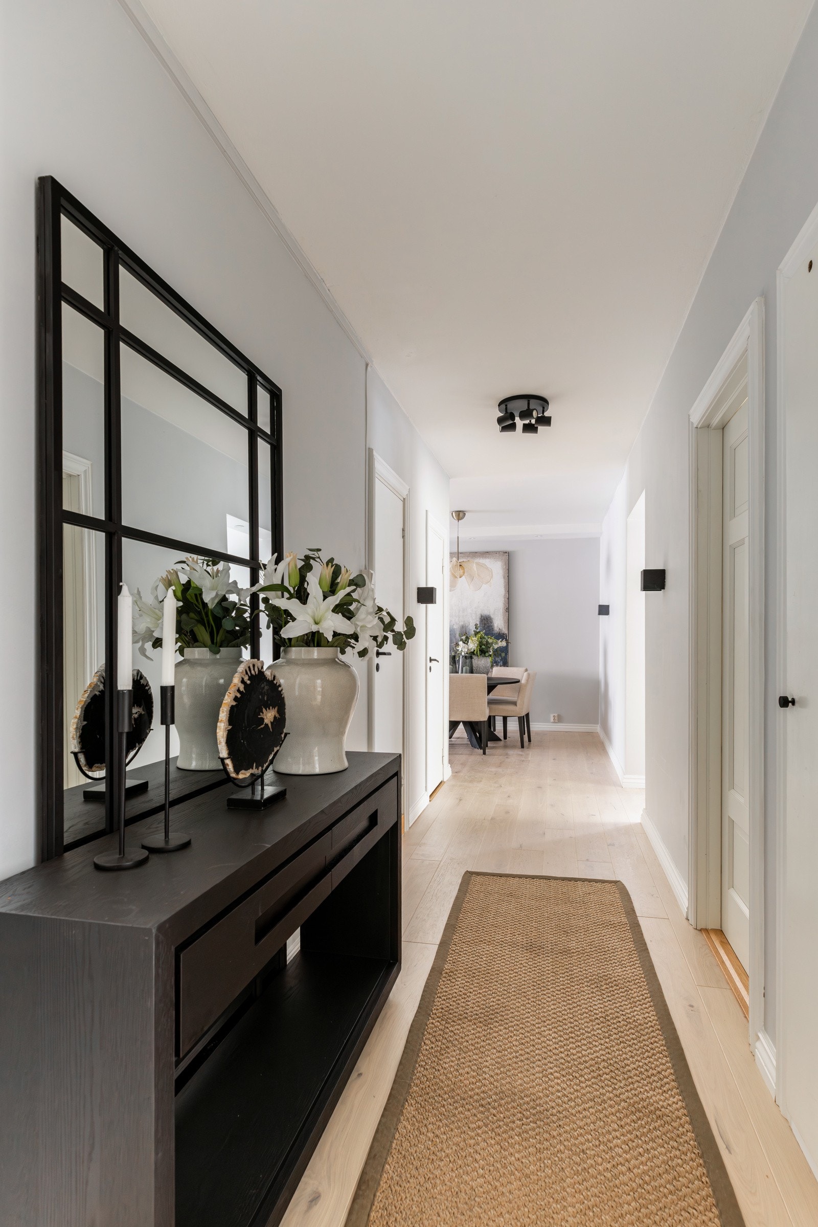 Rommet har et innfelt, originalt garderobeskap, samt plass til kommode eller skap. Galleribilde