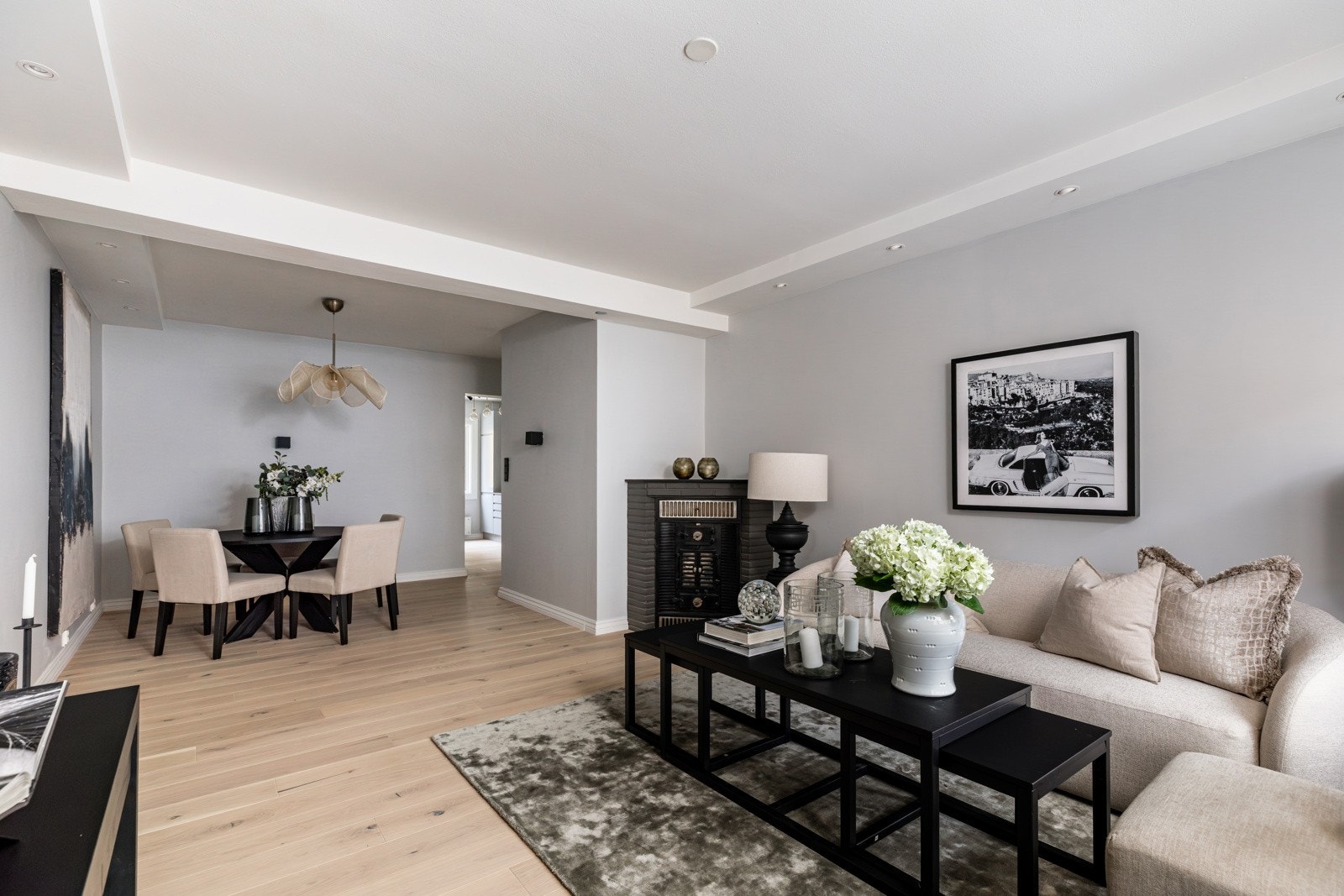 God plass til både sofagruppe og spisebord. Det er også mulig å åpne opp deler av veggen mot soverommet i enden for å få en gjennomgående løsning med stue og spisestue (original løsning). Galleribilde