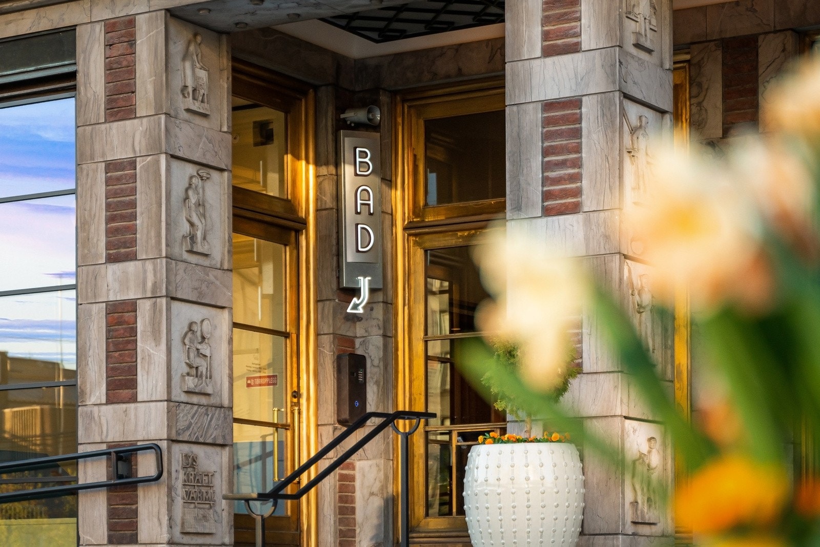 Her finner du Sommerro, et luksuriøst hotell som kombinerer historisk arkitektur med moderne fasiliteter. Her kan du nyte alt fra takterrasse med basseng til flere spisesteder og barer. I samme bygg ligger det ikoniske Vestkantbadet. Galleribilde