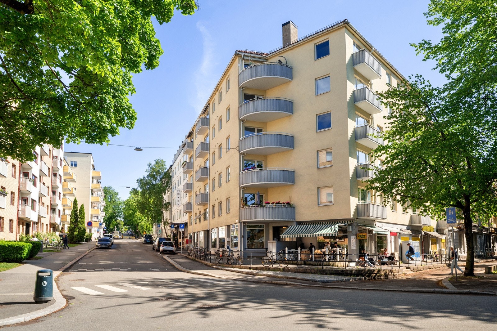 Dagligvarehandelen kan blant annet gjøres på Bunnpris Ruseløkka, som er søndagsåpen og ligger i samme bygg. Populære Babbo Collective ligger også i samme bygg. Galleribilde