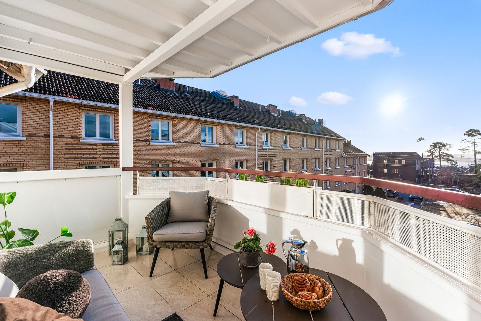 Balkongen har fin plass til å innredes med ønsket møblement og det er tillatt å grille med elektrisk- og gassgrill. Galleribilde