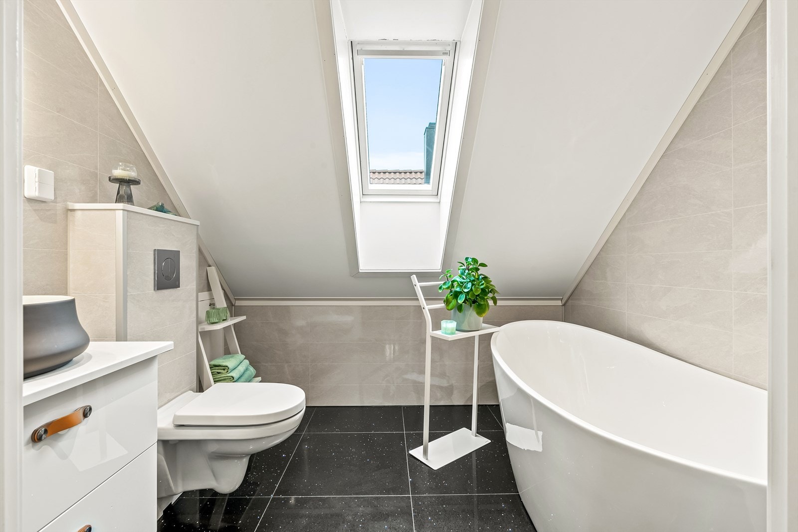 Pent baderom som ble modernisert i 2019 av JF Bygg, Fixrør og Elfag. Det er flislignende våtromsplater på veggene, flislagt gulv med termostatstyrte varmekabler og nedsenket himling med innfelte downlights. Galleribilde