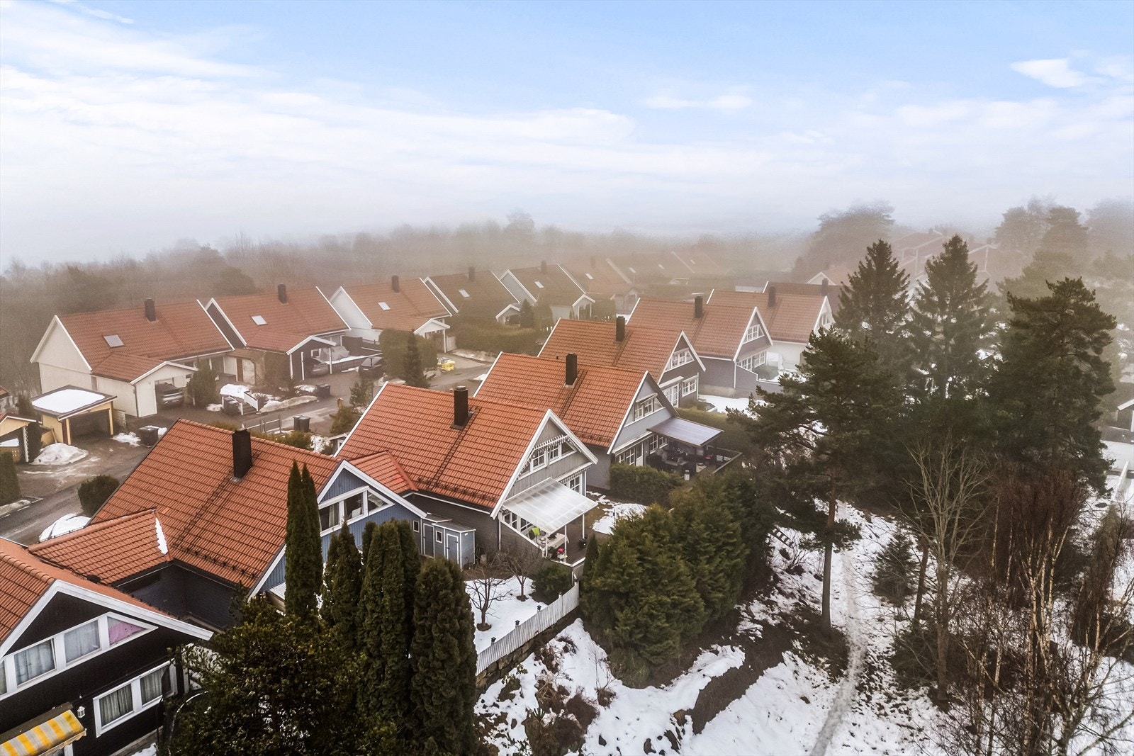 Boligen ligger med kort avstand til naturskjønne omgivelser. Galleribilde