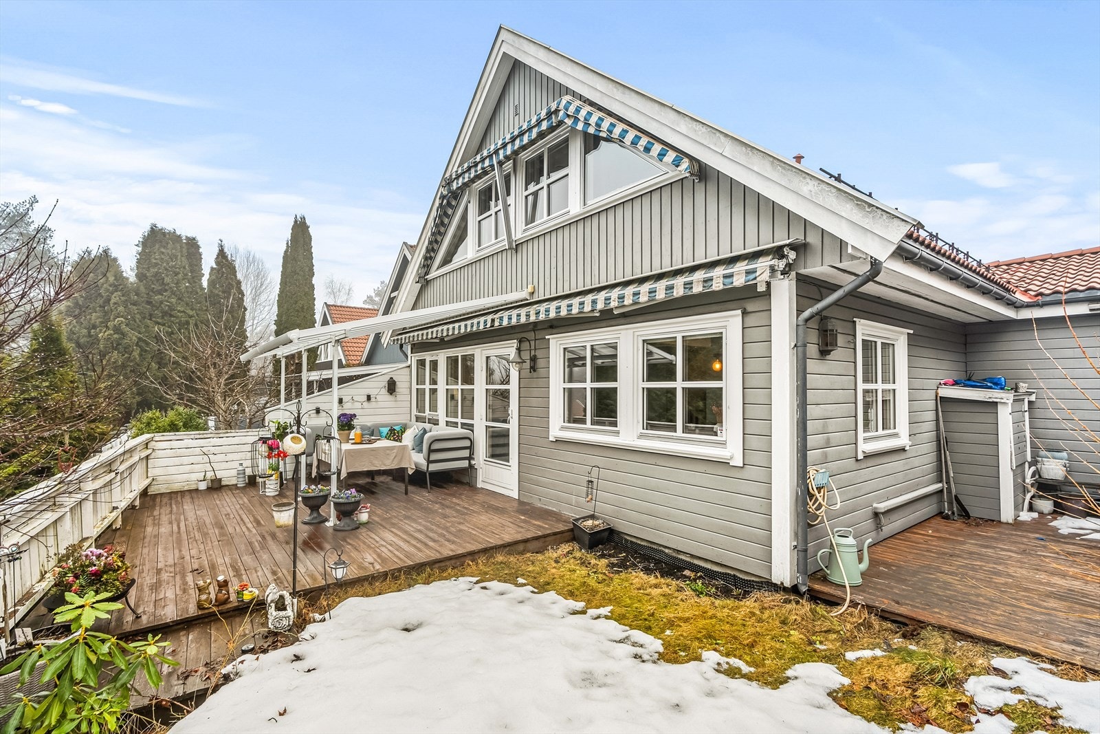 Solrik, vestvendt uteplass med god boltreplass for de minste. Galleribilde