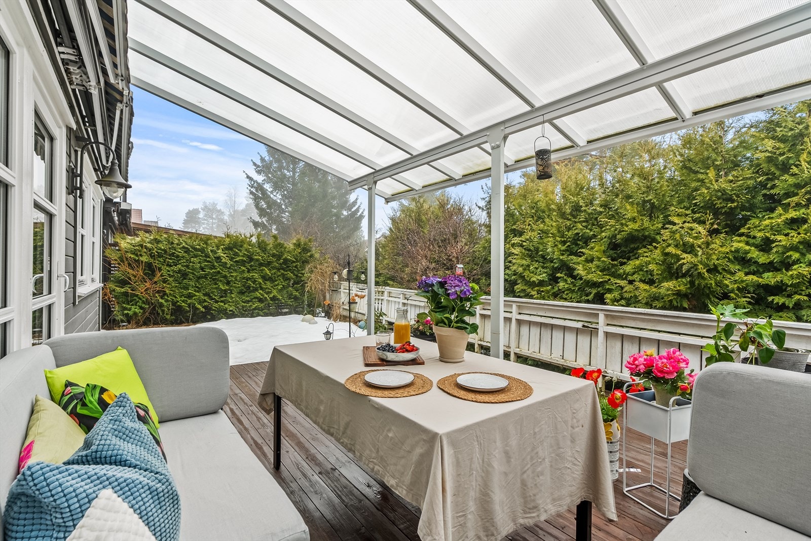 Fra stuen er det utgang til en flott og solrik uteplass med vestvendt markterrasse målt til 23,4 m², samt hageflekk. Galleribilde