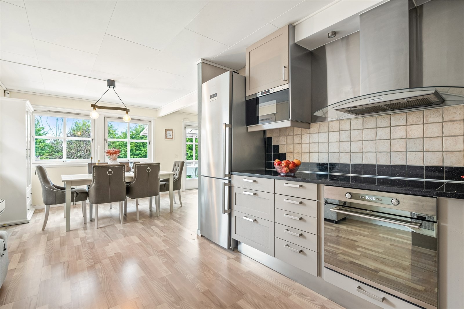 Kjøkkenet har induksjonsplatetopp, stekeovn, oppvaskmaskin og plass til et frittstående kjøl/fryseskap. Galleribilde