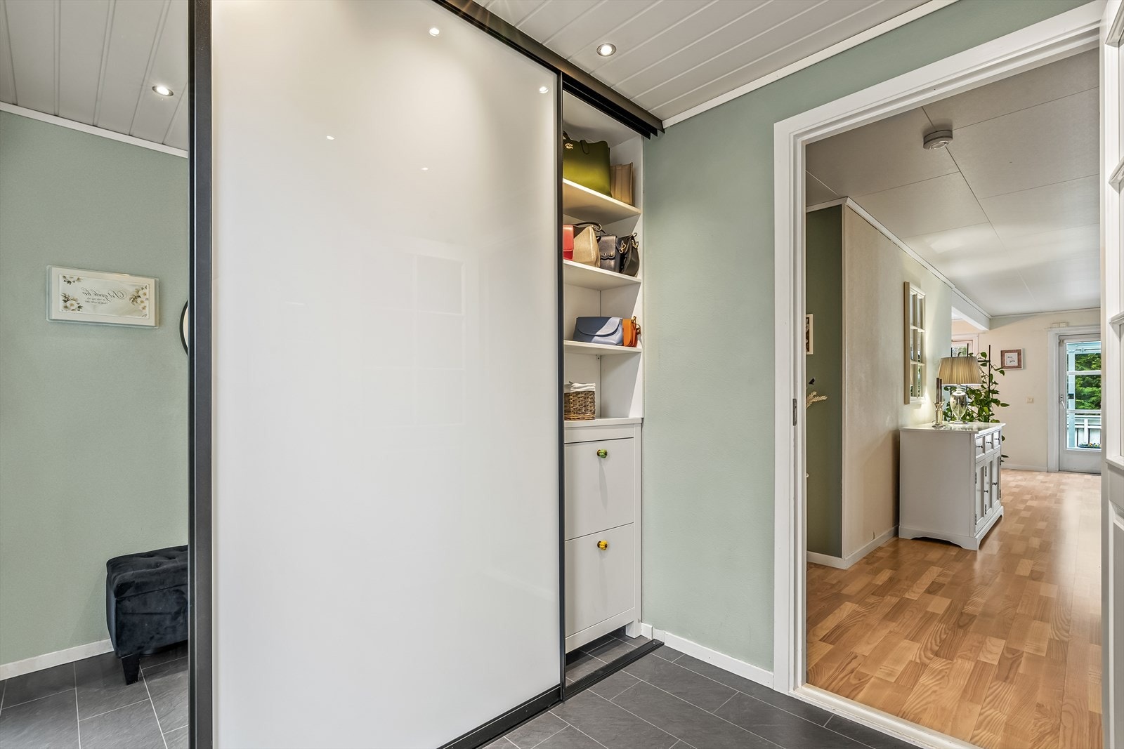 Det er fliser på gulv og downlights i himling. Fra entrèen er det videre adkomst til en gang og de øvrige rommene i etasjen, samt trapp opp til boligens øvre etasje. Galleribilde