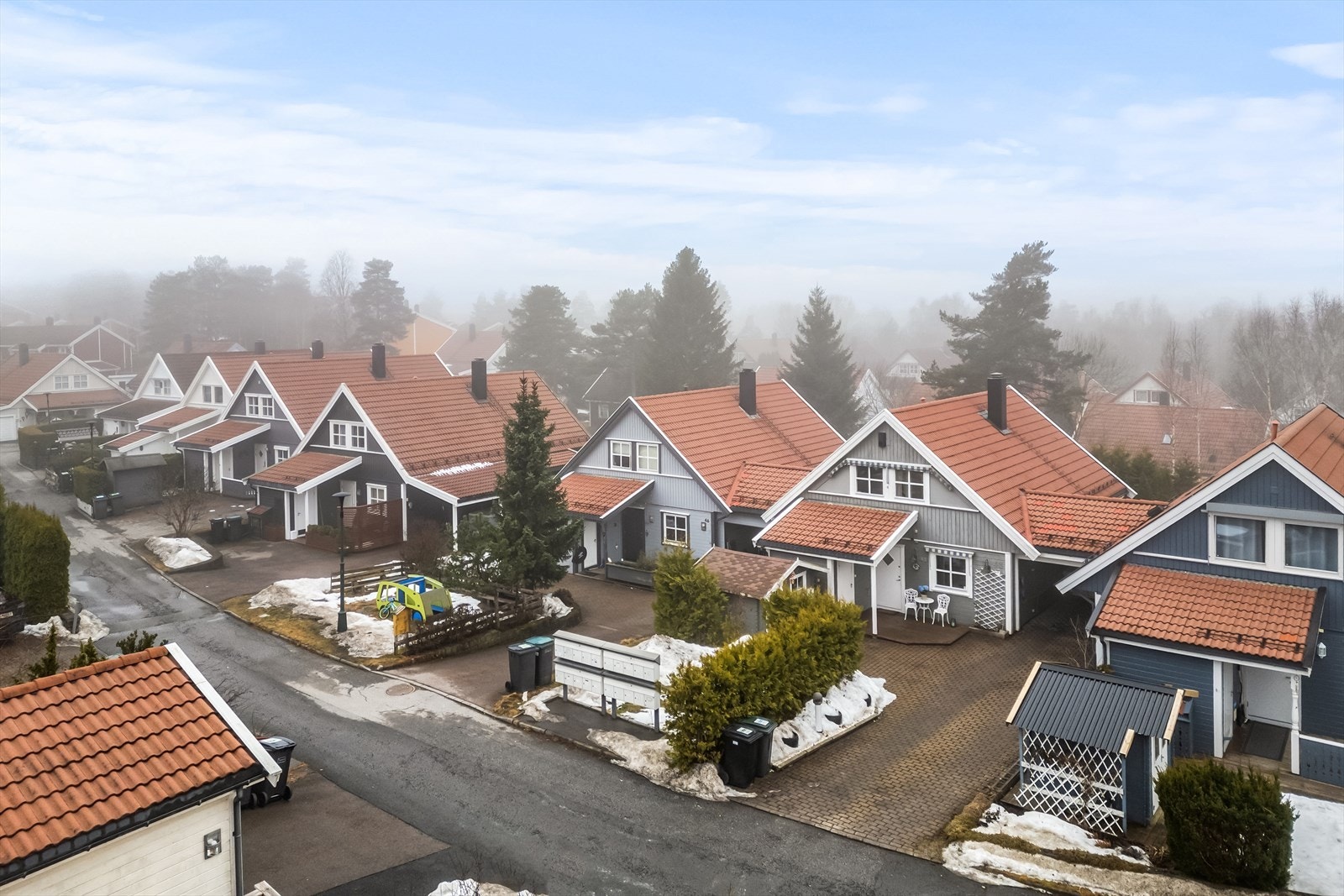 Lokalmegler Kapil Sarna v/ DNB Eiendom har gleden av å presentere Grantunet 48 - Kjedet enebolig med solrike uteplasser, 4 soverom, 2 baderom og gode parkeringsmuligheter. Galleribilde