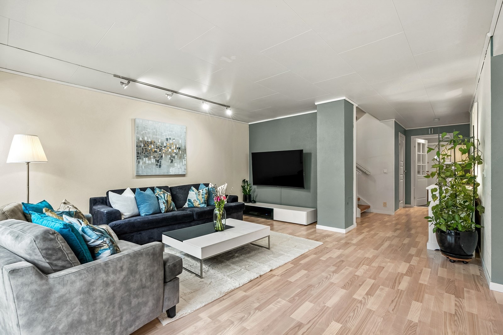 Romslig stuedel med pipeløp i boligen. Galleribilde