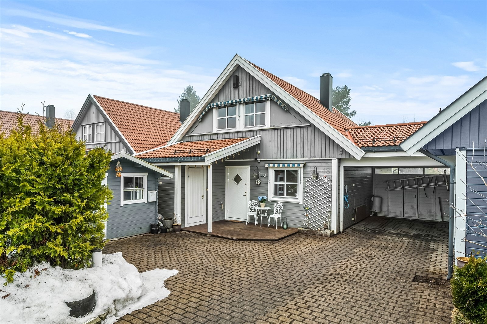 Gode parkeringsmuligheter i carport med elbillader og på tomten forøvrig. Galleribilde