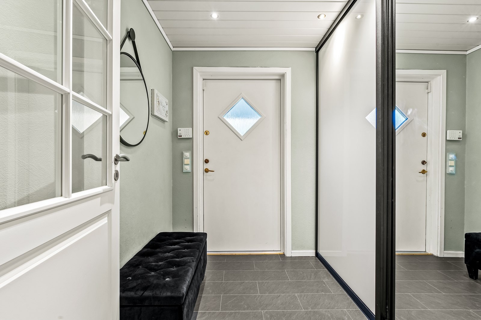 Innenfor inngangsdøren møtes man umiddelbart av en hyggelig entrè med plass til å henge fra seg yttertøy og diverse i en skyvedørsgarderobe. Galleribilde