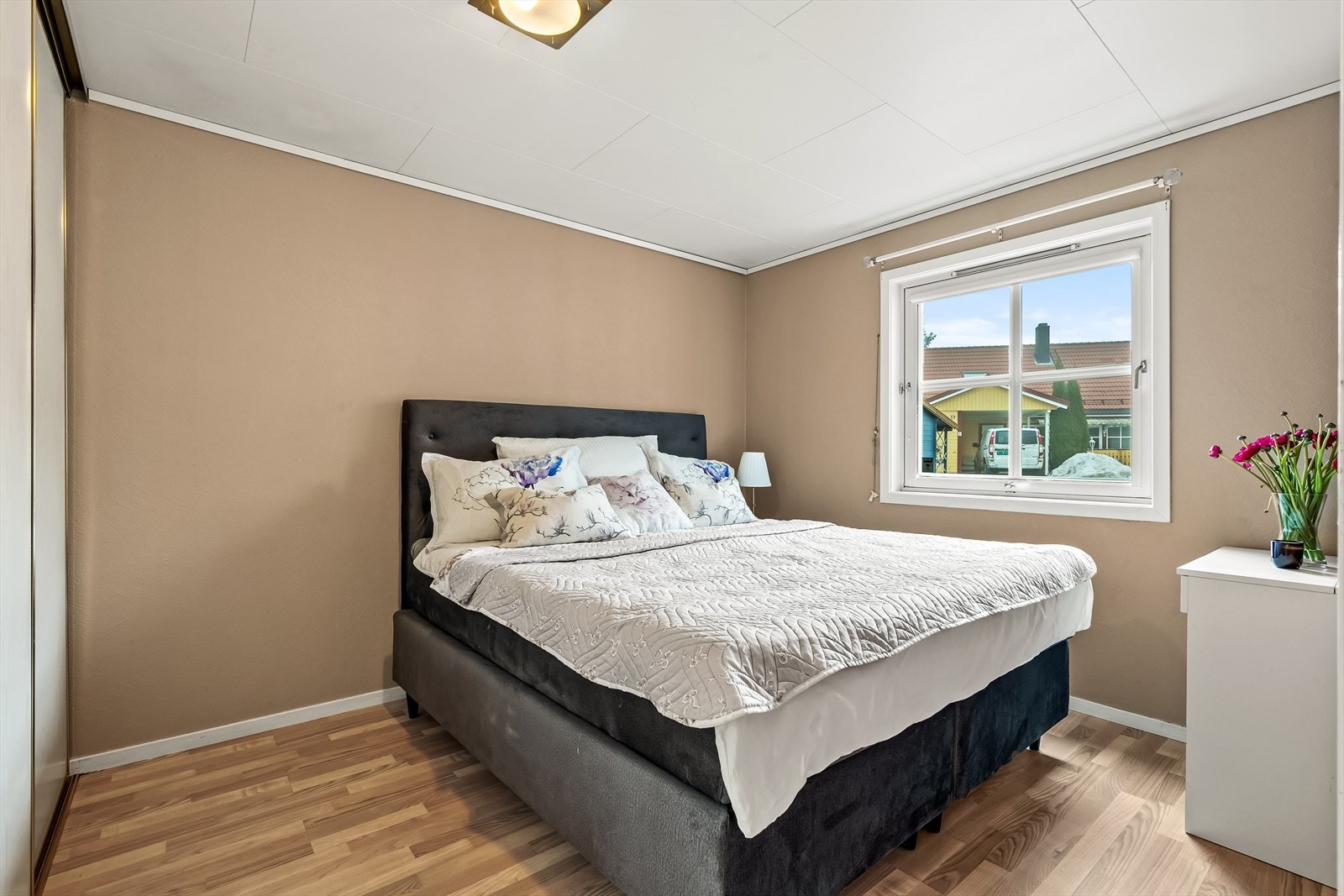 Romslig soverom i 1.etasje med skyvedørsgarderobe. Galleribilde