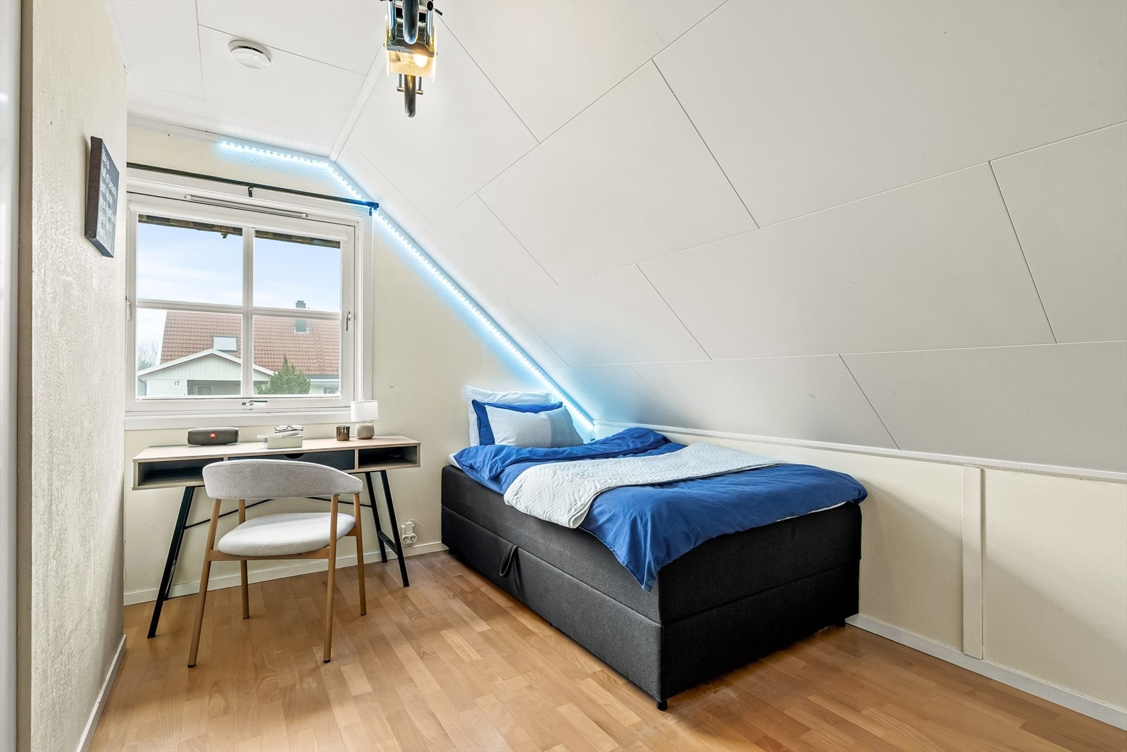 Soverom 4 - god plass til seng, skrivebord og garderobeskap. Galleribilde