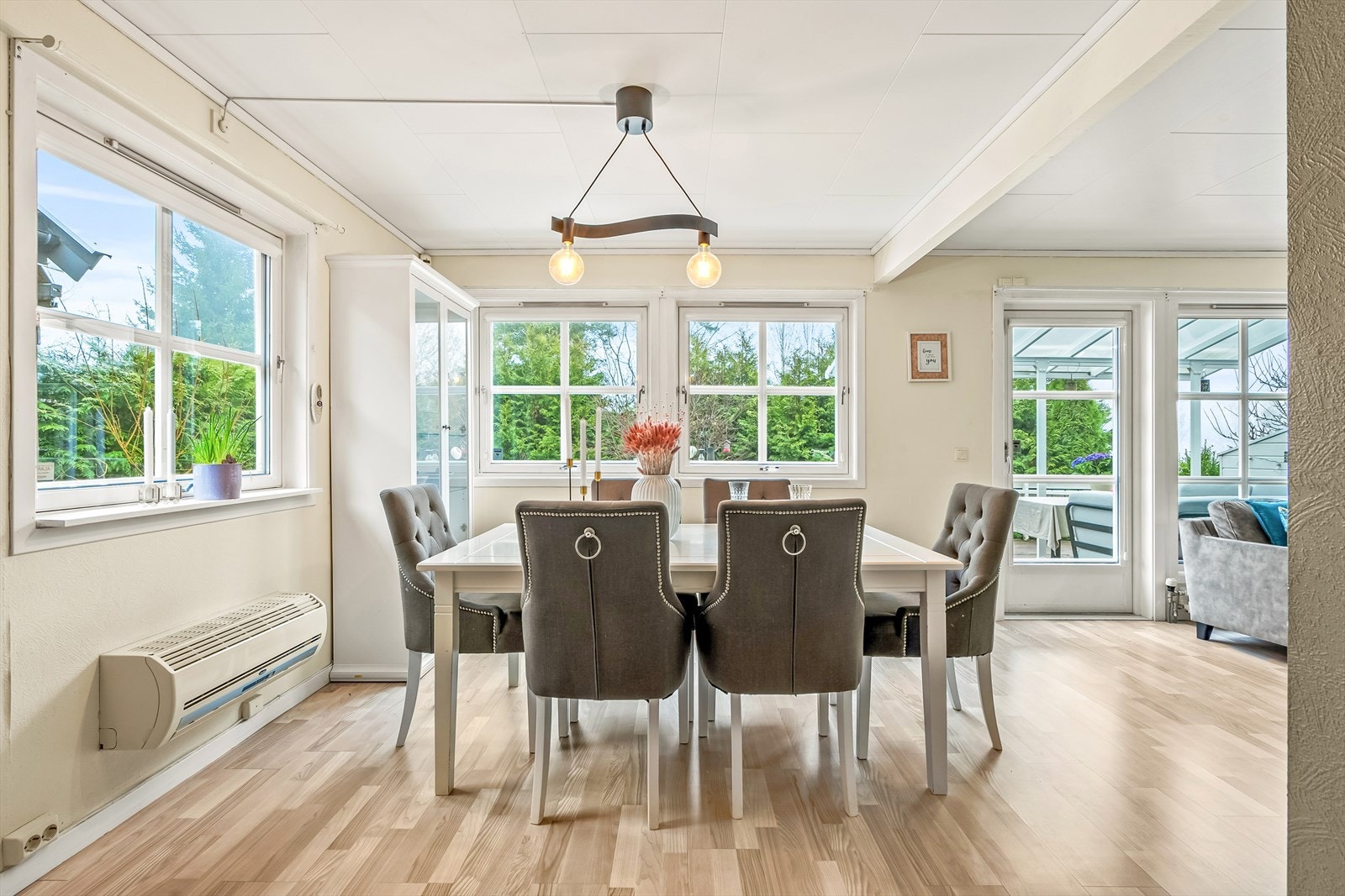 God plass til et stort spisebord mellom kjøkken og stuedel. Galleribilde