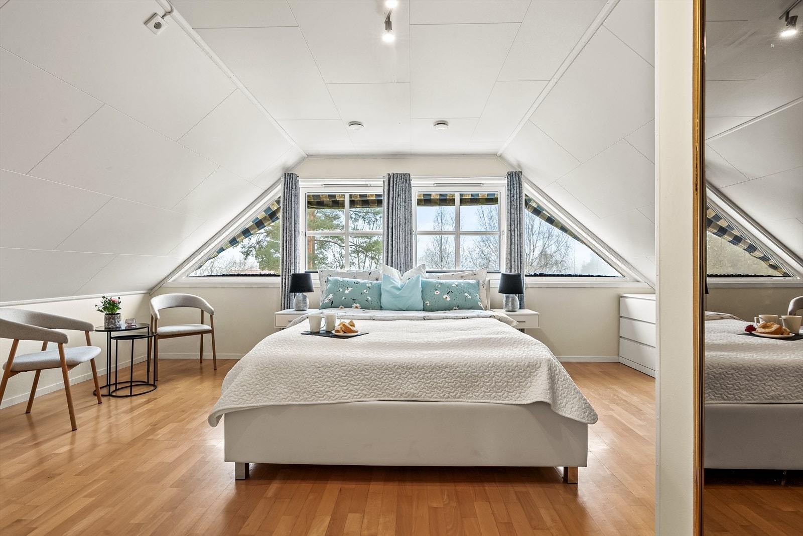 Romslig hovedsoverom med god plass til dobbeltseng, nattbord og walk-in hjørne. Galleribilde