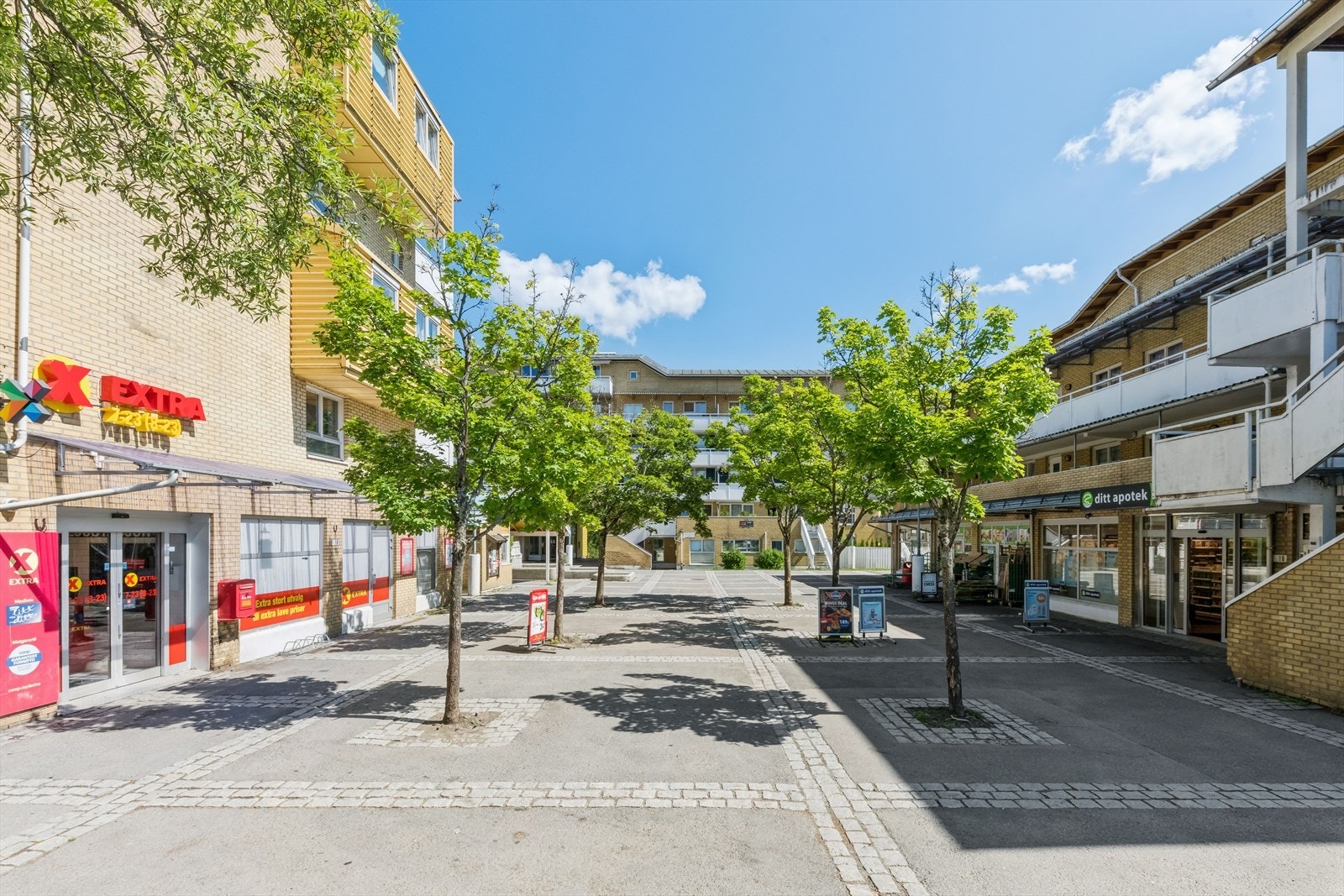 Dagligvarehandelen kan bl.a. gjøres på Extra, som ligger kort gange fra boligen. Videre er det apotek, asiatisk matbutikk, frisør m.m. på torget. Forøvirg kan man handle på Rema 1000 som også ligger på Bjørndal. Galleribilde