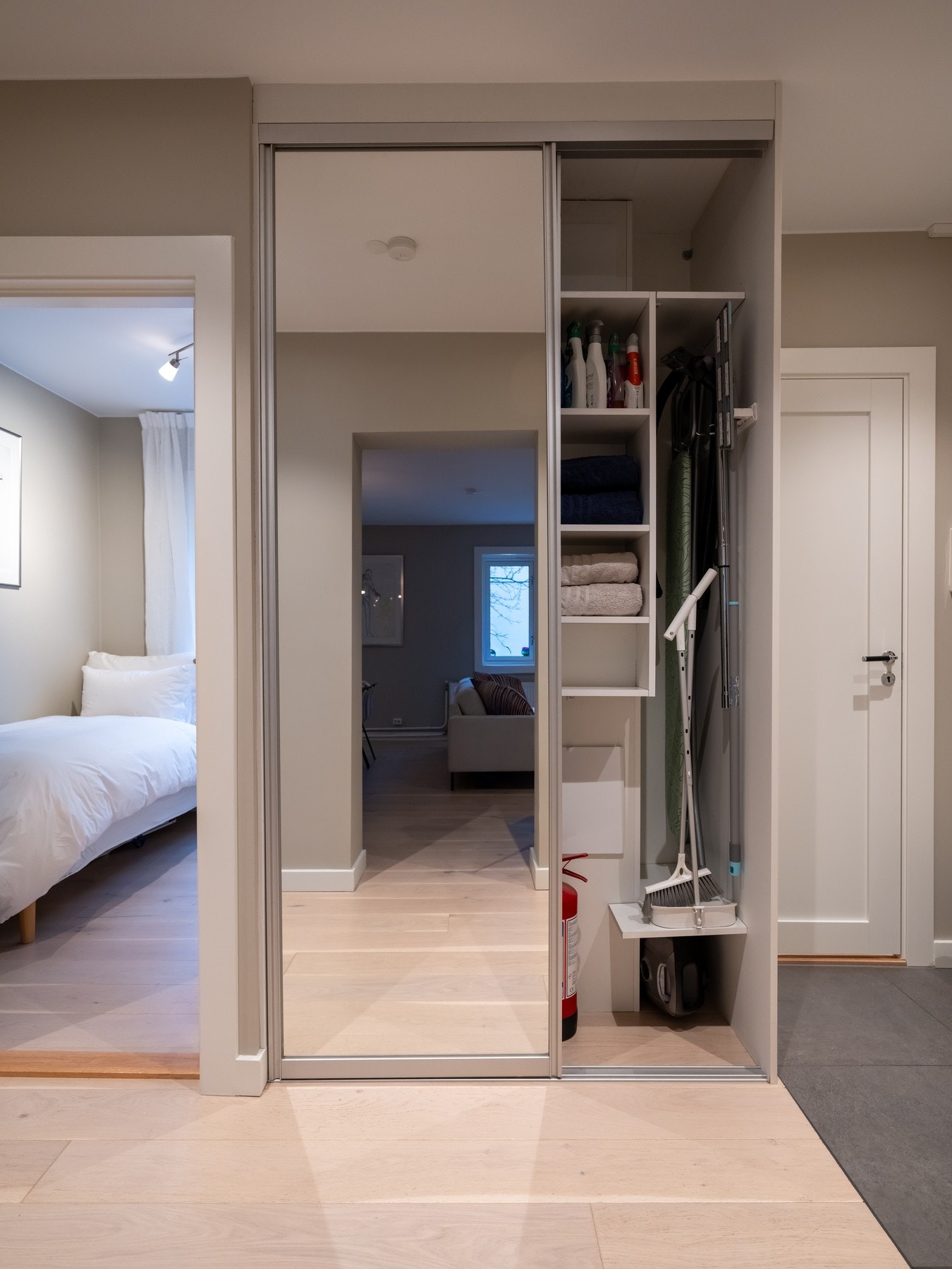 Her er det også plass til diverse renholdsutstyr. Galleribilde