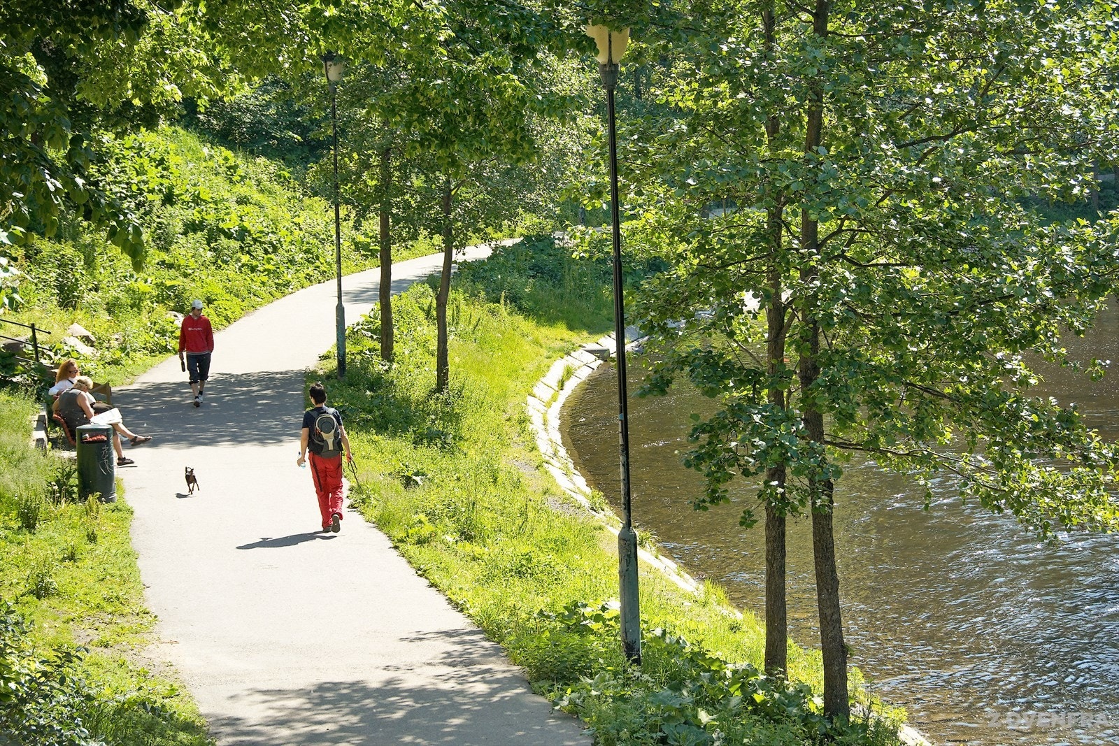 Akerselva byr på flotte tur- og rekreasjonsmuligheter midt i byen. Langs elvebredden finner du grønne lunger og turstier. Området kombinerer byens puls med naturopplevelser, perfekt for trilleturer, jogging eller rolige spaserturer. Galleribilde