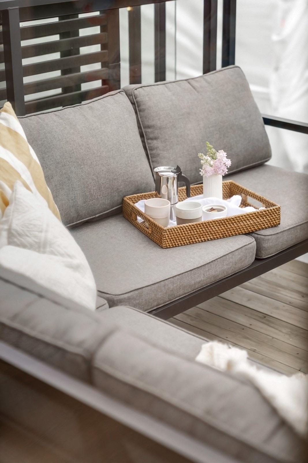 Balkongen har plass til loungegruppe, grill og planter, og er utstyrt med terrassebord, metall- og glassrekkverk, skillevegger i malte trespiler, stikkontakt og belysning. Galleribilde