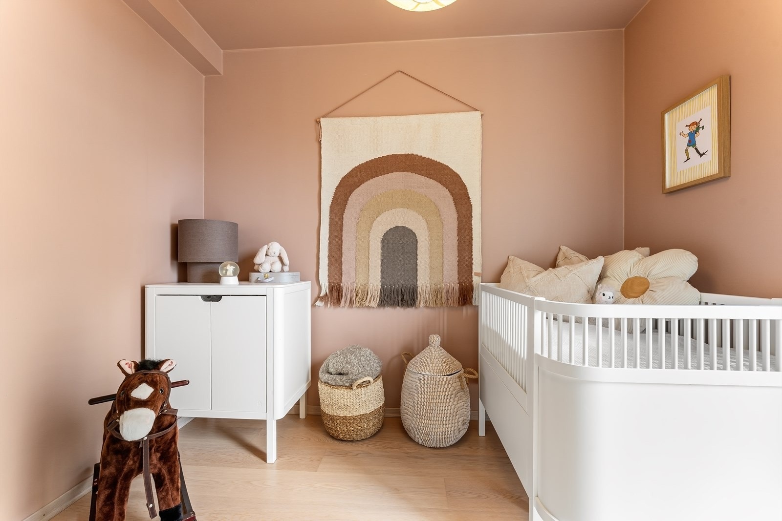 Soverom 2 har plass til seng, skrivebord og garderobeløsning, og har utgang til svalgang. Galleribilde